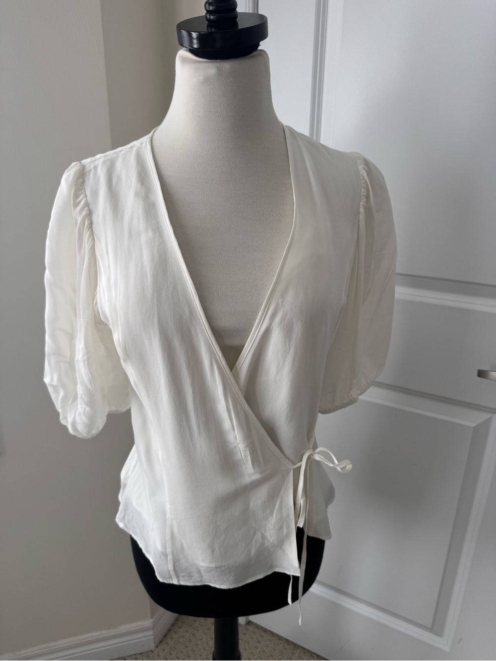 Aritzia Wilfred Lexus Women's Cream Wrap Blouse with Puff Sleeve size small nwt